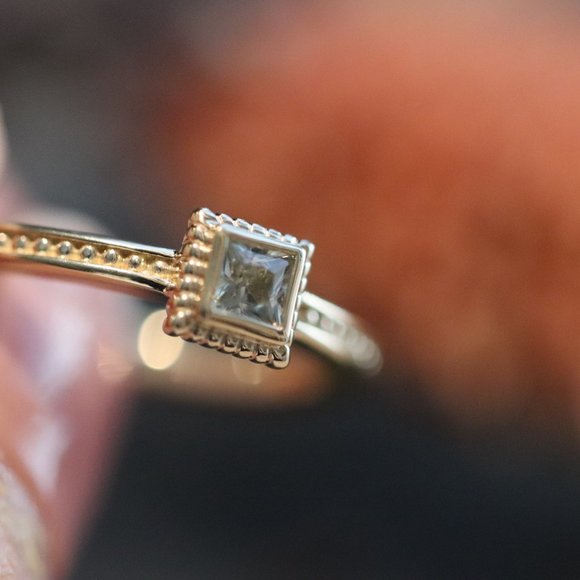 Green Moss Grows | 14K gold and green sapphire ring - Picture 9 of 13